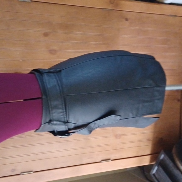 FOREVER 21 FAUX LEATHER MINI SKIRT - Picture 3 of 7